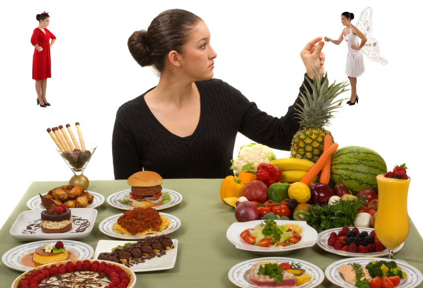 Женщина выбирает между здоровой и нездоровлй пищей
