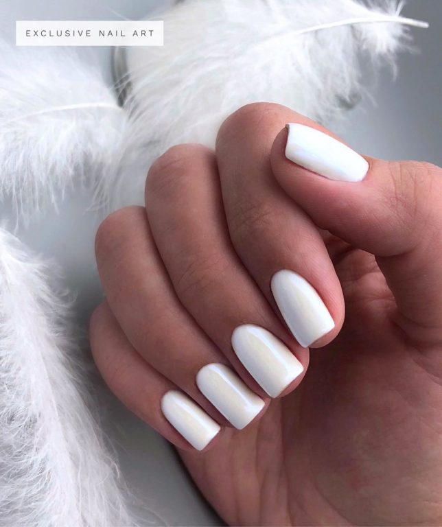 Белый маникюр на короткие ногти, который компенсирует длину и делает руки привлекательнее