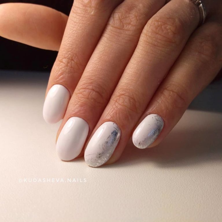 Белый маникюр на короткие ногти, который компенсирует длину и делает руки привлекательнее