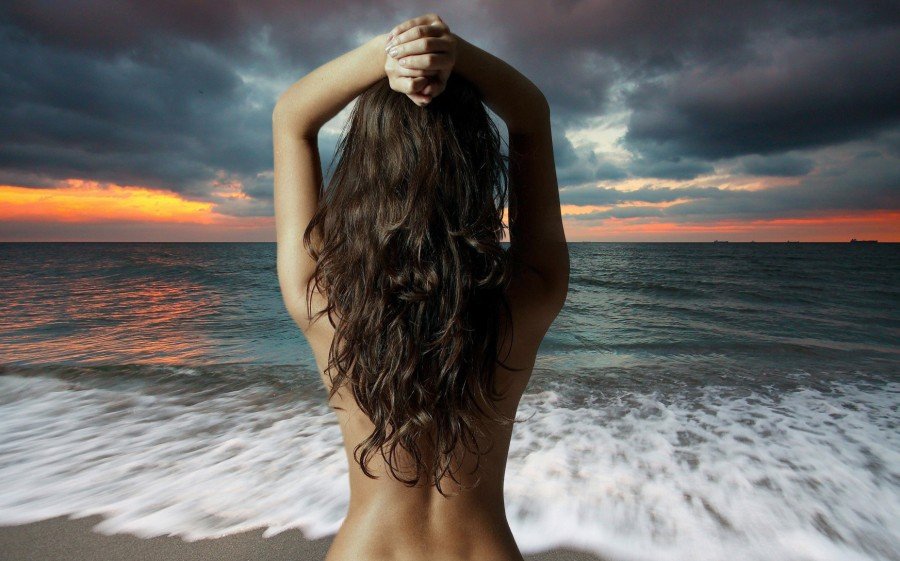 девушка с красивыми волосами на море