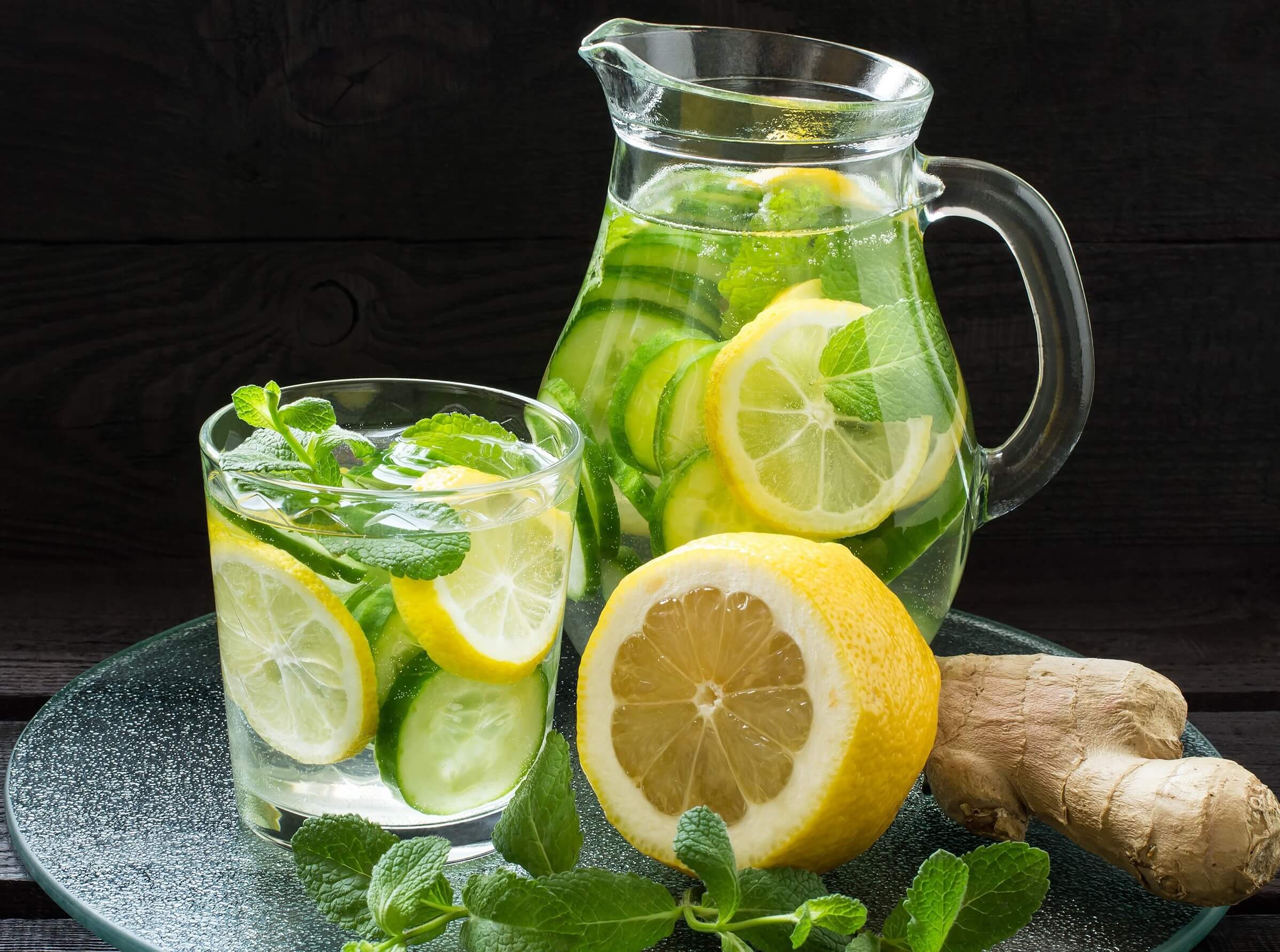Напиток для похудения лимон вода. Лимонад Сасси. Вода Сасси. Мохито огурцы лимонад. Вода с лимоном.