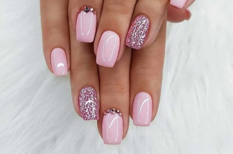 Нежно-розовые ногти с отдельно декорированными пальцами