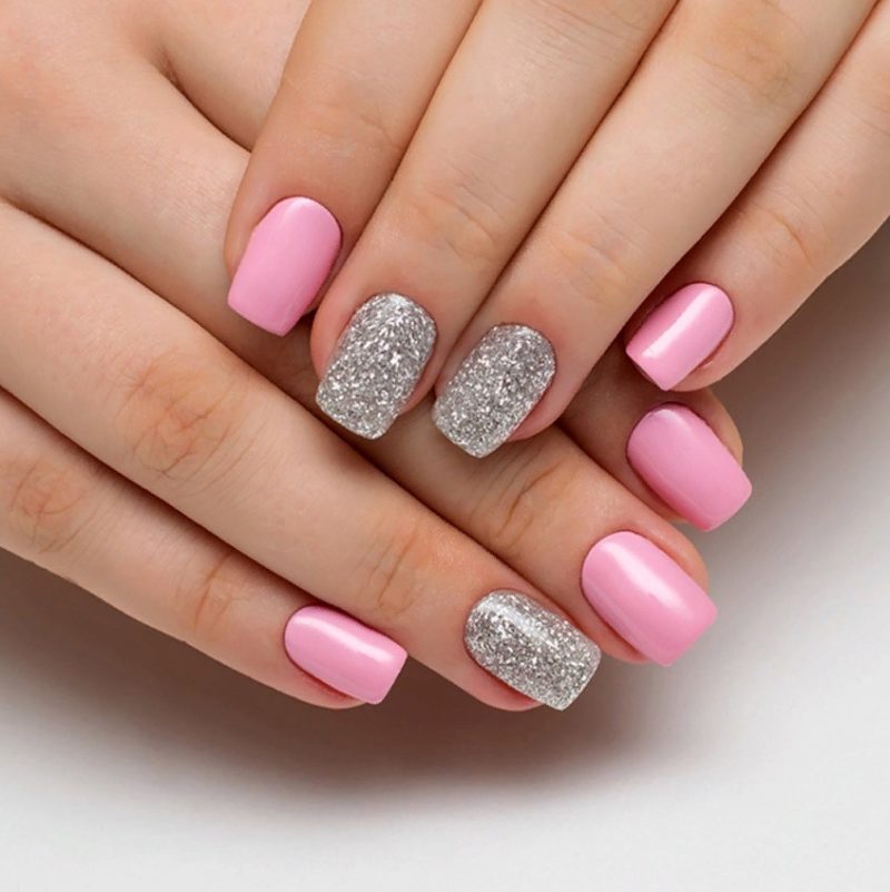 Сочетание ярко-розового и серебра на ногтях