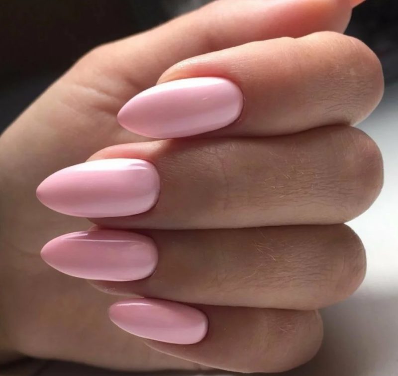Розовый лак на ногтях