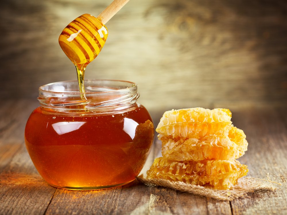 Мёд в банке, палочка и соты