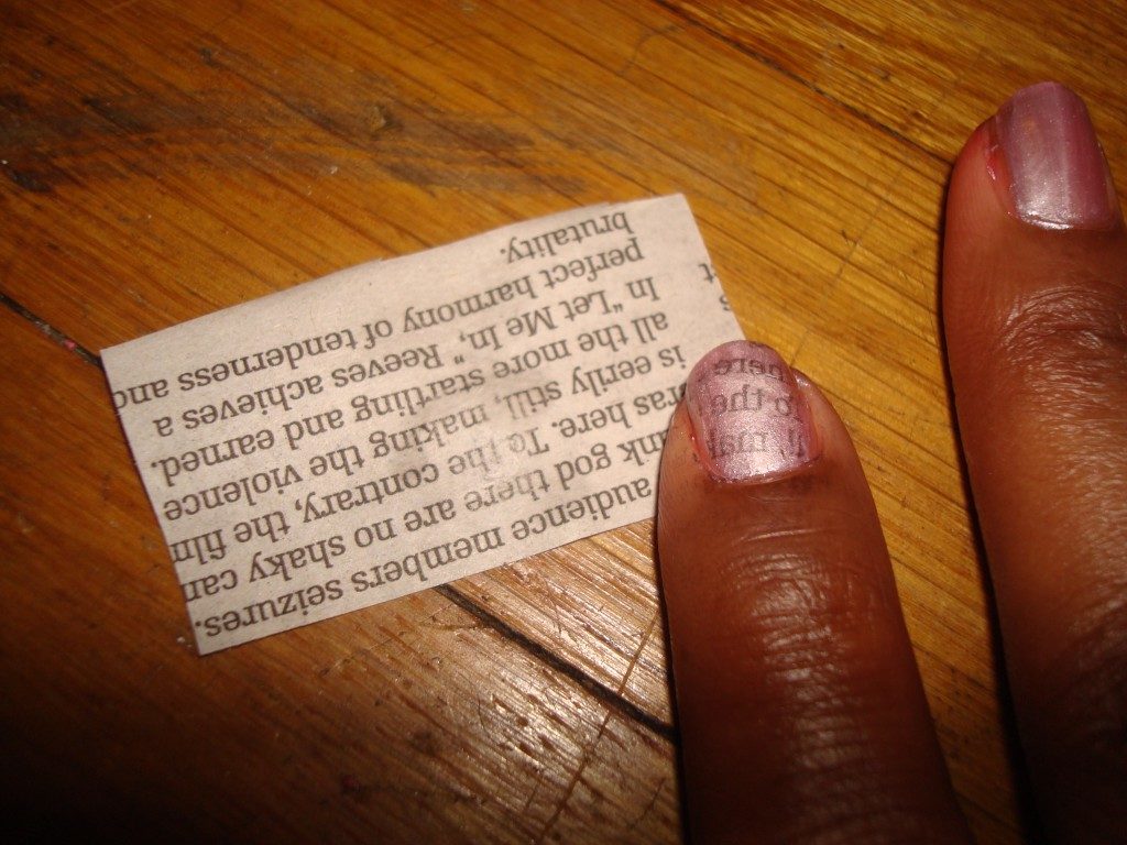 Газетный маникюр на ногте