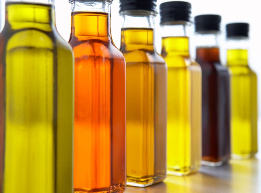 Растительные масла в прозрачных бутылках