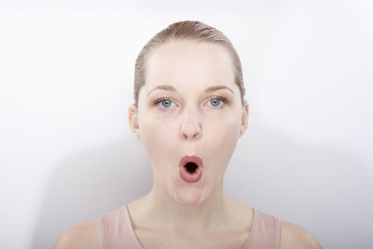 Простые упражнения, которые помогут поднять опущенные уголки губ без визита к косметологу