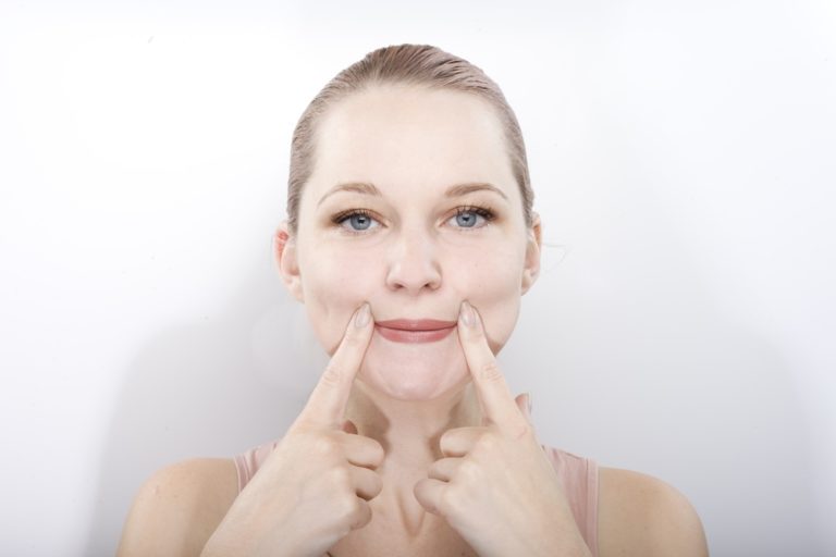 Простые упражнения, которые помогут поднять опущенные уголки губ без визита к косметологу