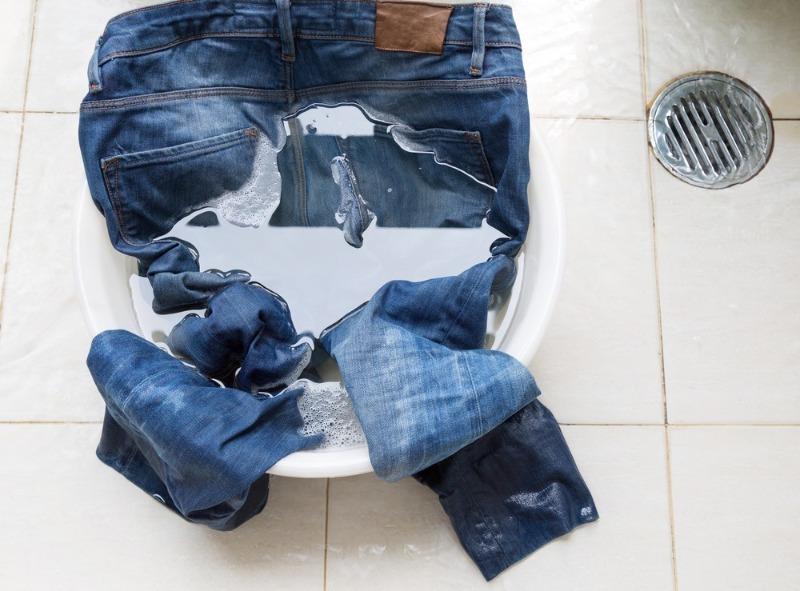 20 способов отстирать жирное пятно с джинсов