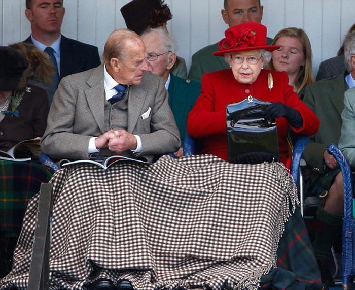 Интересней, чем кажется: как королевские особы используют дамские сумочки