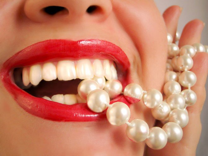 Безопасные способы отбеливания зубов дома