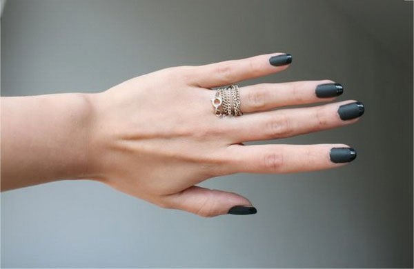 Изысканные ногти с чёрным лаком