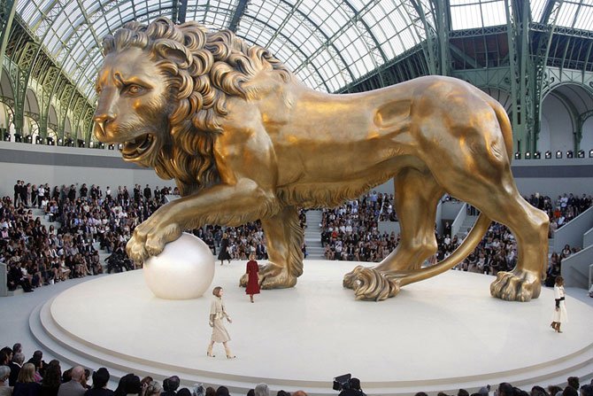 Показы Chanel: 20 самых памятных шоу