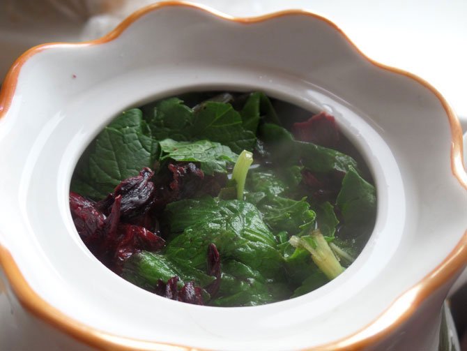 Рецепт на выходные: Чай каркадэ с литьями смородины и мяты