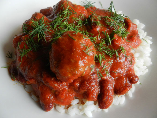 Рецепт на выходные: Фрикадельки в томатном соусе с красной фасолью