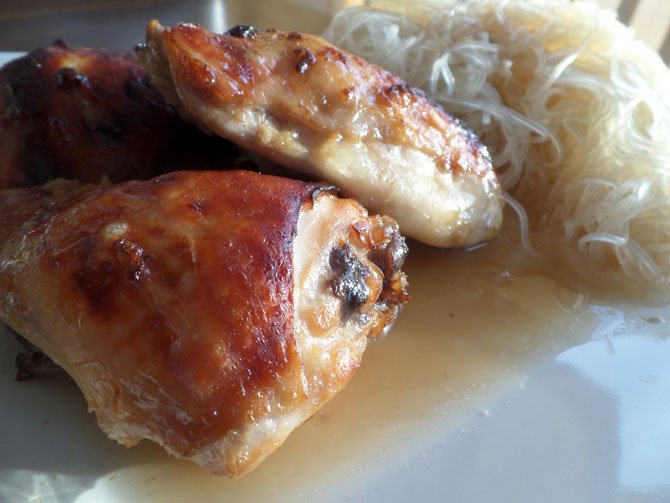 Рецепт на выходные: Куриные бёдрышки в азиатском стиле с фунчозой