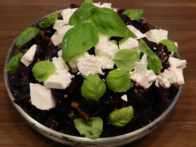 Рецепт на выходные: Салат из свёклы с орехами, фетой и базиликом