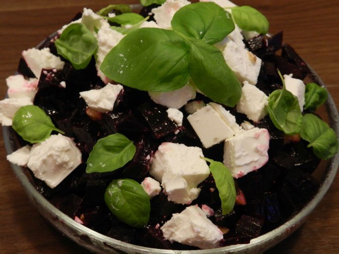 Рецепт на выходные: Салат из свёклы с орехами, фетой и базиликом