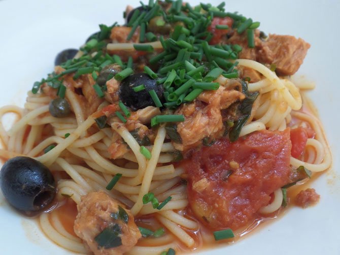 Рецепт на выходные: Спагетти с соусом в стиле «Путанеско» с тунцом