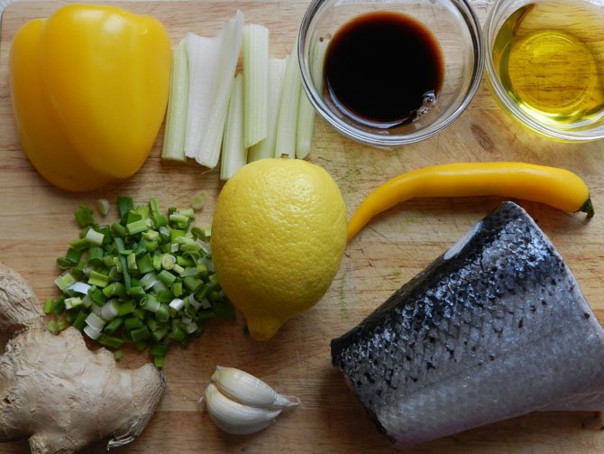 Рецепт на выходные: Хвост сёмги, запечённый с болгарским перцем и сельдереем